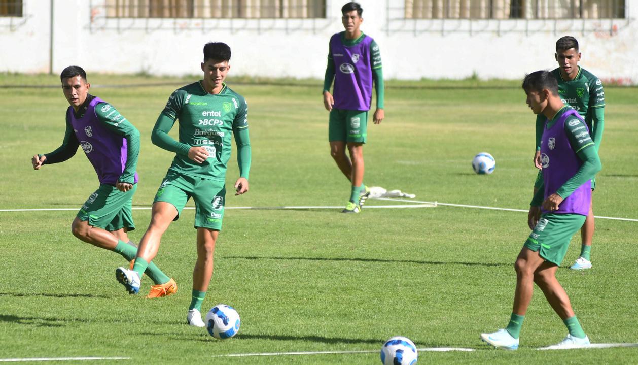 Jugadores de la selección boliviana durante un entrenamiento.