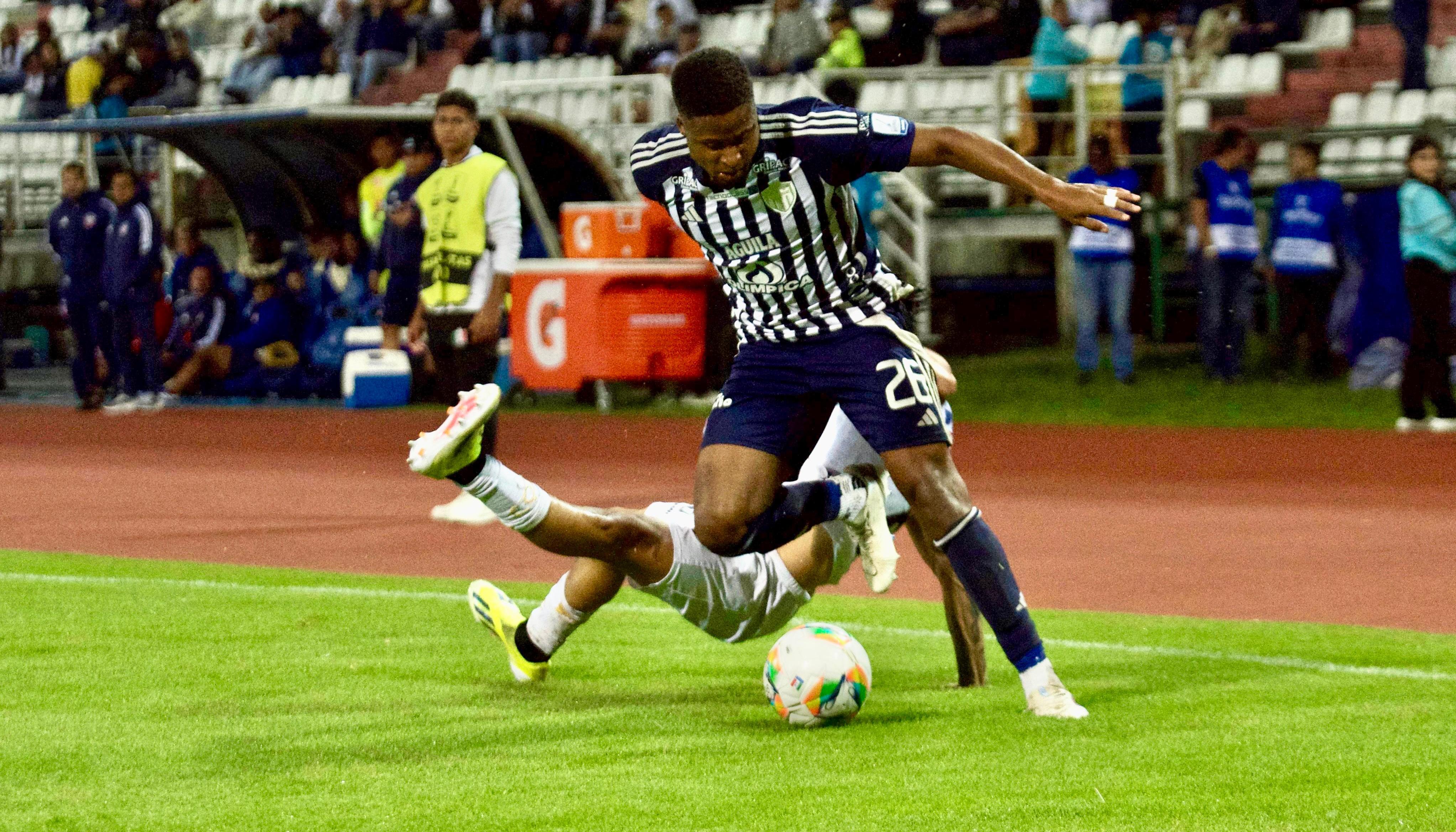 Jhon Navia, lateral izquierdo de Junior, deja atrás la marca de un rival. 