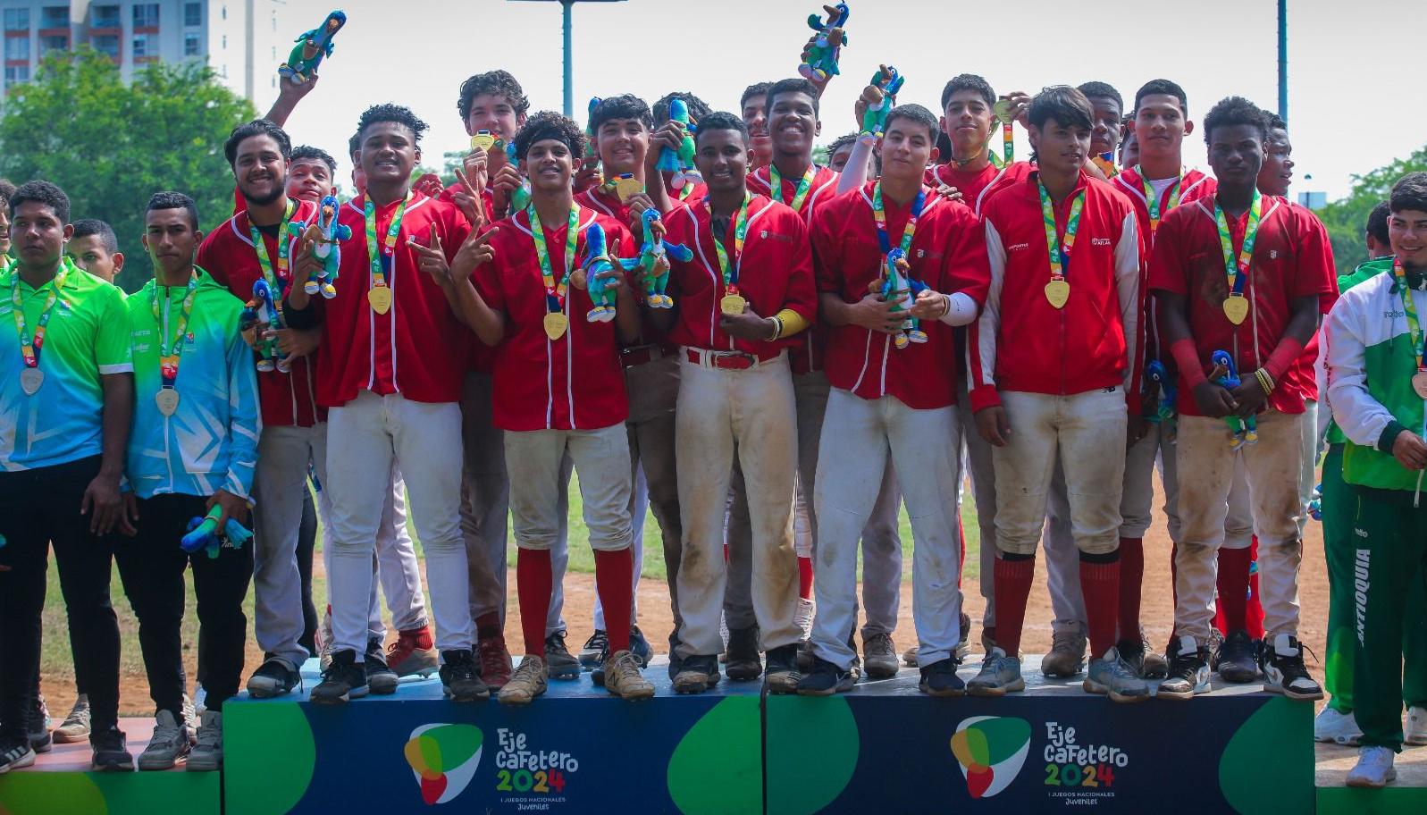 Los peloteros en el podio tras ganar la medalla de oro en béisbol. 