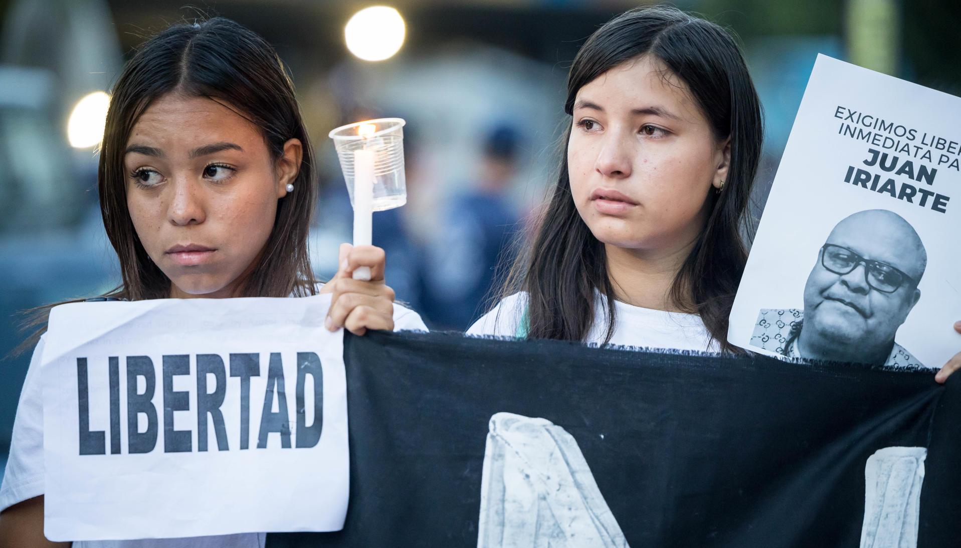 Mujeres sostienen carteles durante una manifestación exigiendo libertad para los presos políticos.