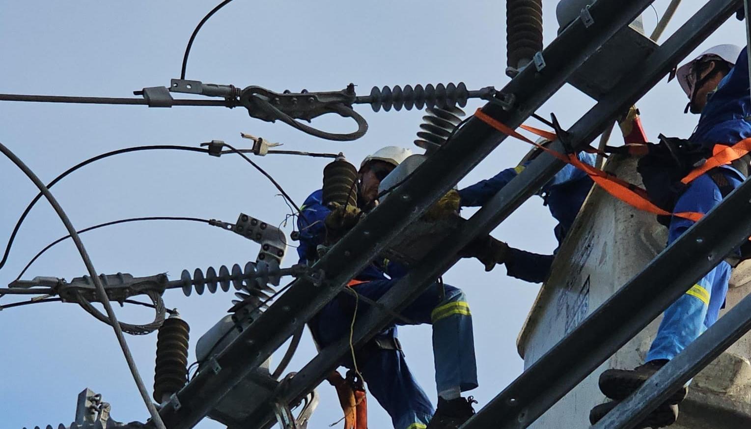 Operarios de Air-e realizan trabajos eléctricos. 