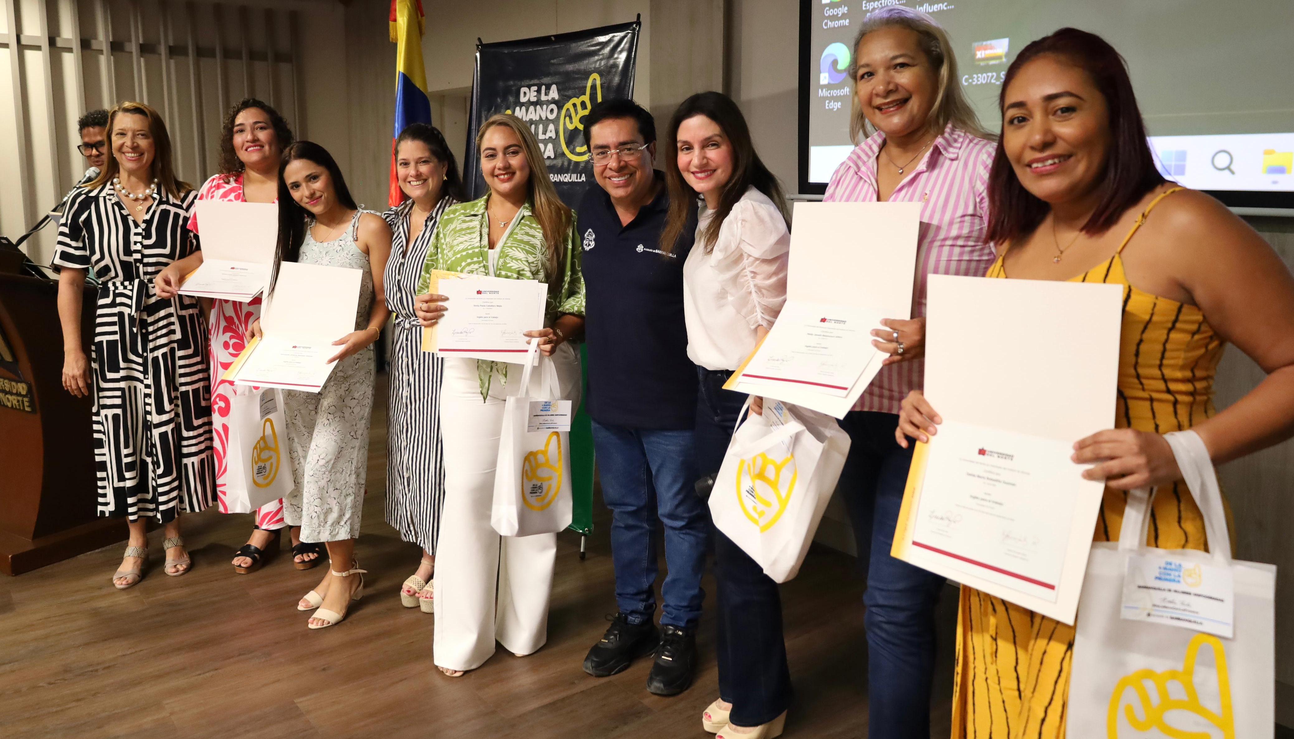 Momentos de la certificación de las beneficiarias del programa de inglés.