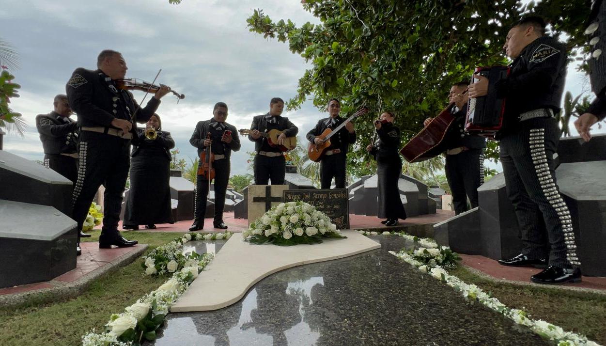 Serenata al Joe Arroyo donde reposan sus restos.