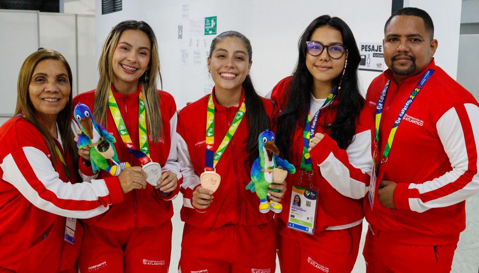 Laudith Cabrera y Ana María Taborda con sus medallas logradas en karate.