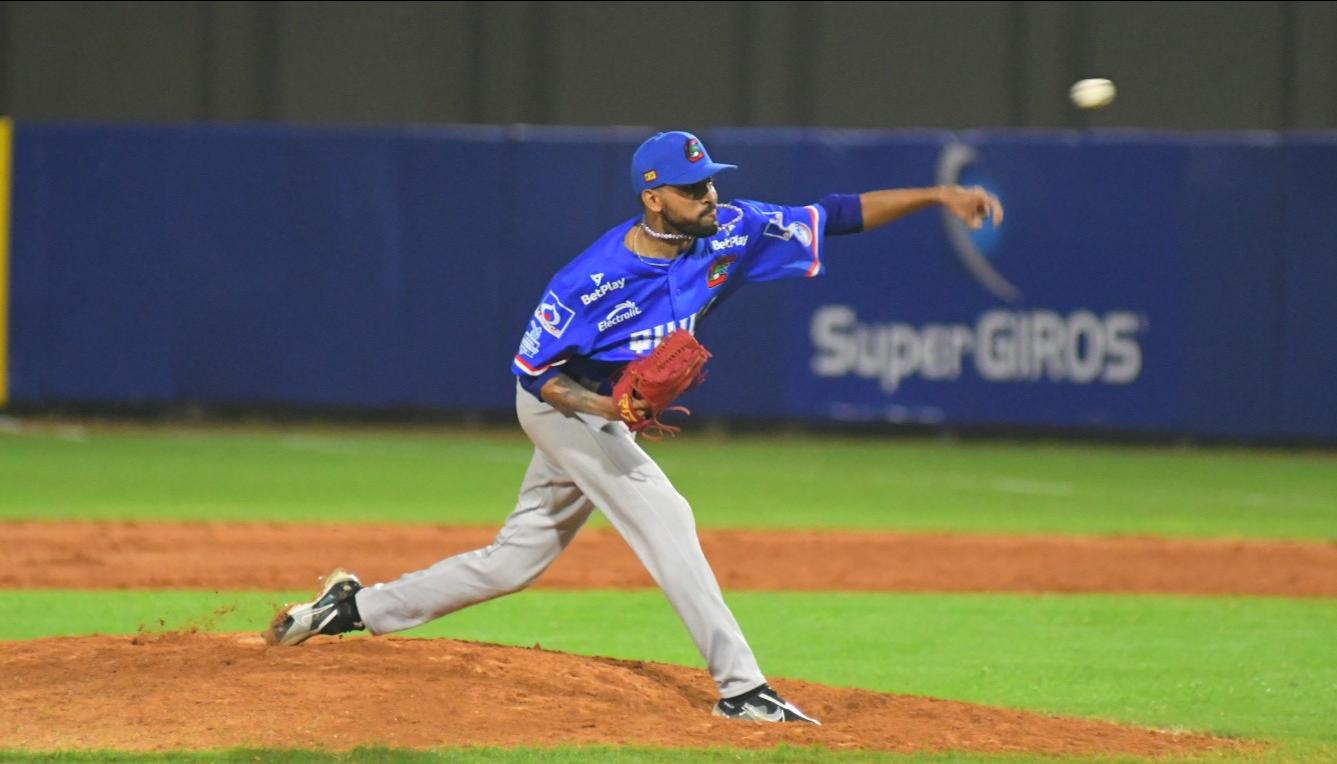 El zurdo Kevin Escorcia entró a relevar en la octava entrada y fue el pitcher ganador.