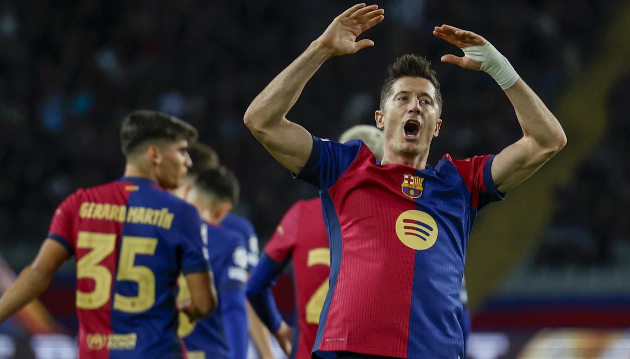 Robert Lewandowski celebra tras marcar de penalti el primer gol del Barcelona.