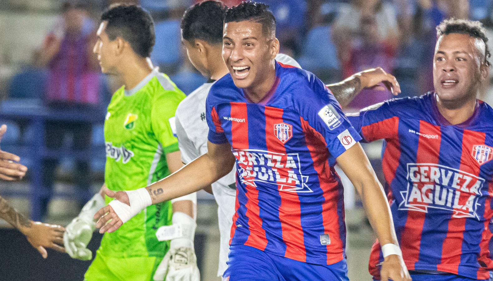 Ruyery Blanco festeja tras marcar el primer gol del Unión ante el Huila.