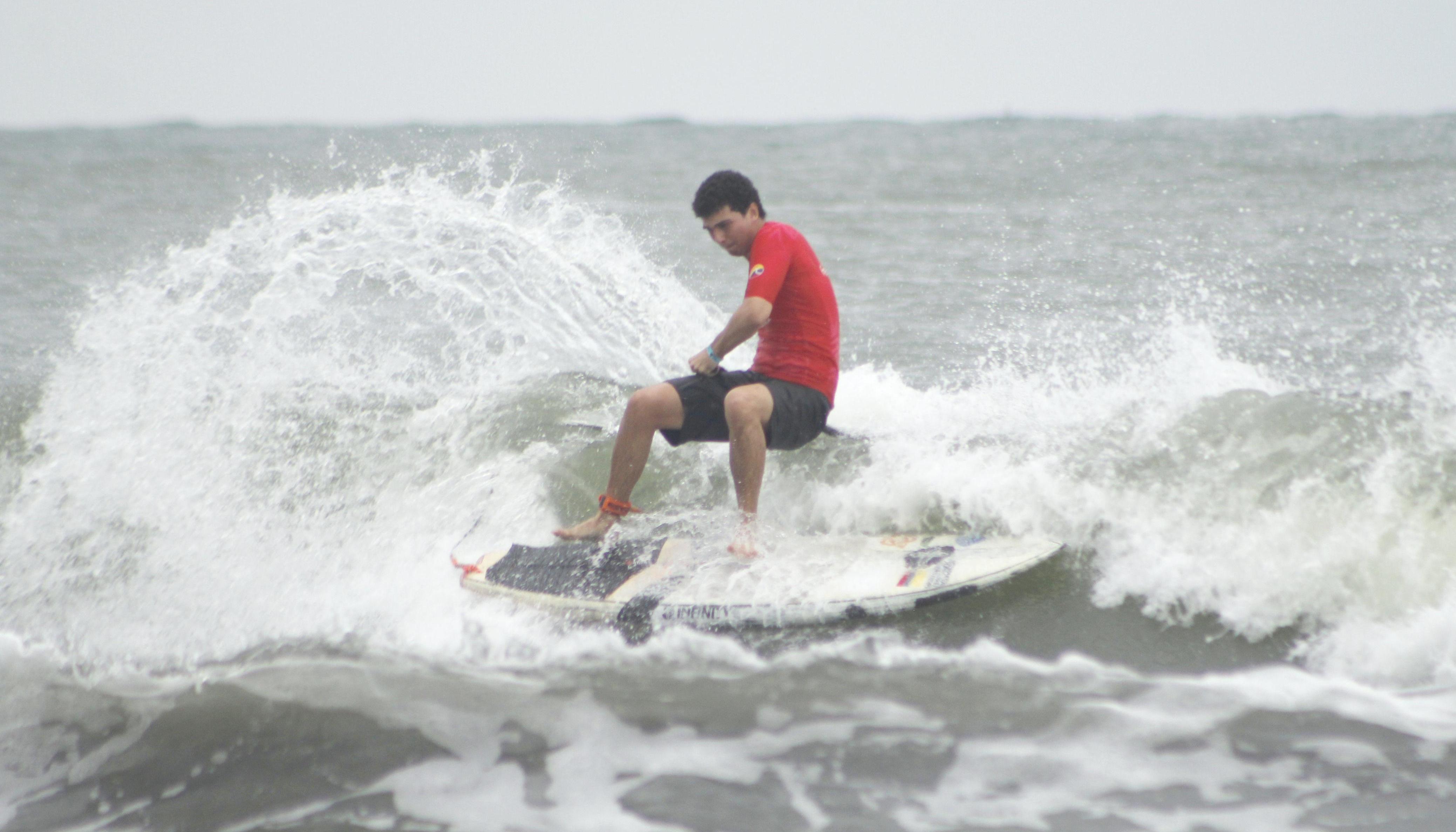 Felipe Marthe, surfista del Atlántico, durante su participación en la final.