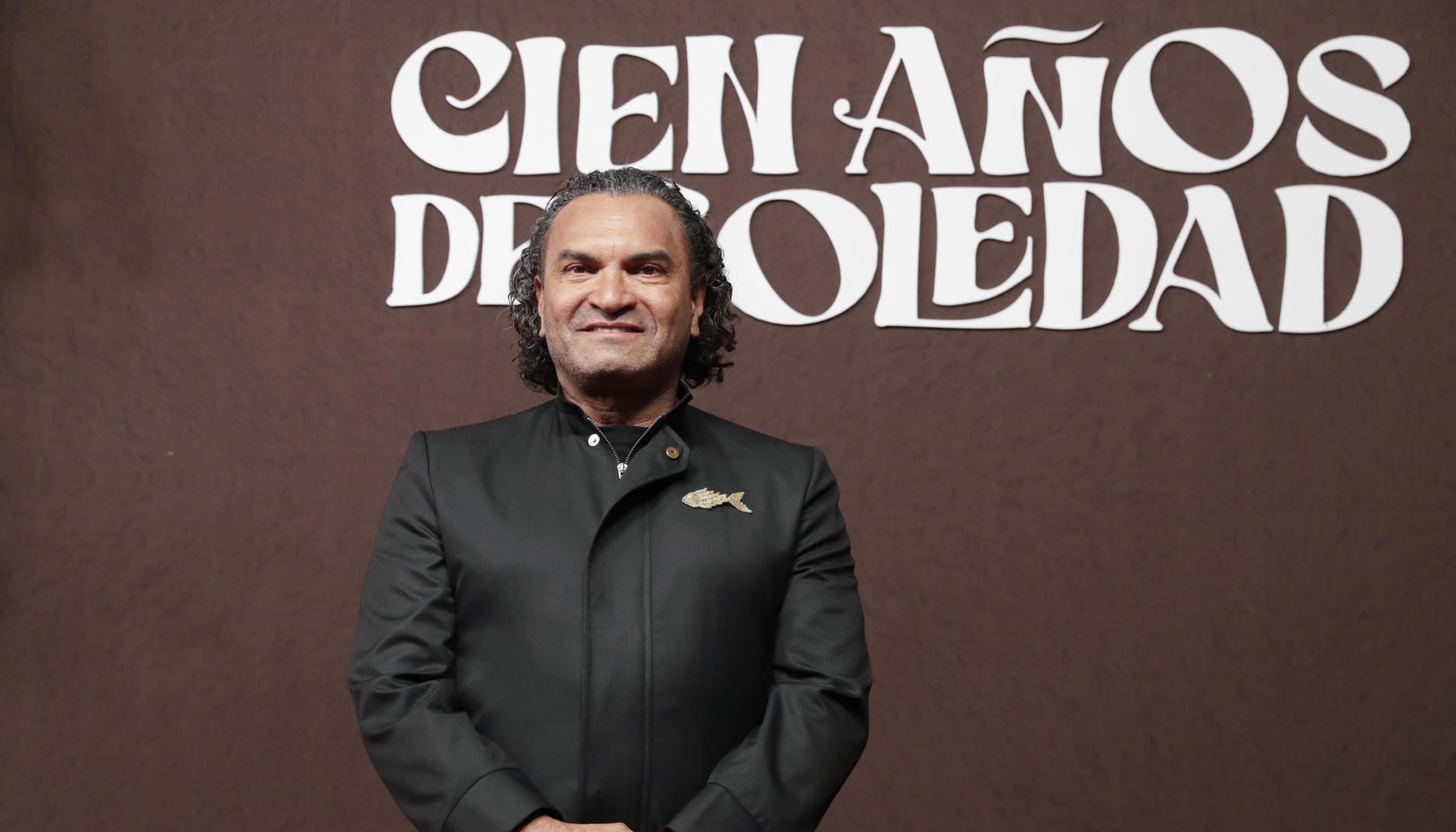 El actor colombiano Diego Vásquez posa en la alfombra roja durante la presentación de la serie de Netflix 'Cien años de soledad'.