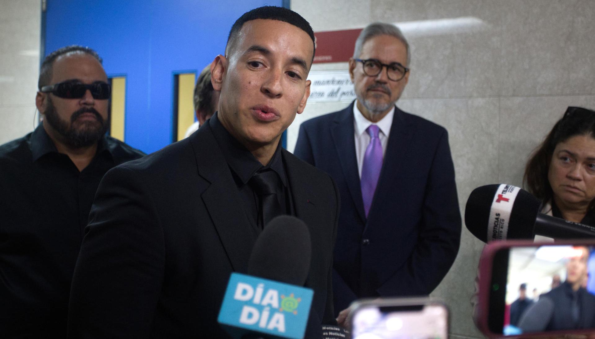 Daddy Yankee a la salida de audiencia en San Juan.