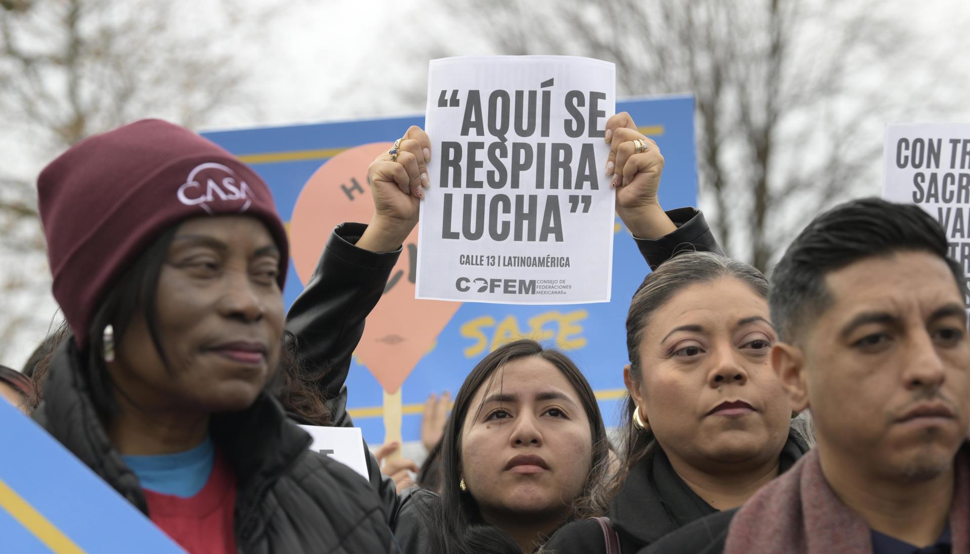 Activistas y jóvenes inmigrantes protestaron cerca al Tribunal Supremo y al Congreso en Washington.