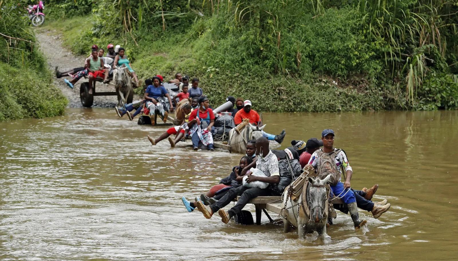 Migrantes pasando la selva del Darién.