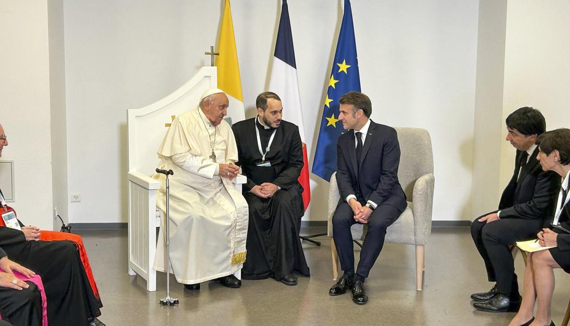 El papa Francisco reunido con el presidente francés, Emmanuel Macron.