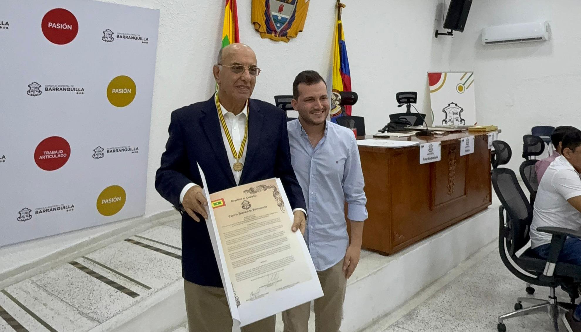 El homenajeado, José Amar, junto con el presidente del Concejo, Samir Radi.