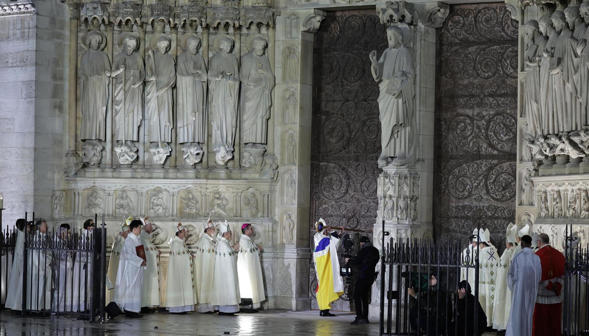 El arzobispo de París, Laurent Ulrich, durante la reapertura de la catedral de Notre Dame.