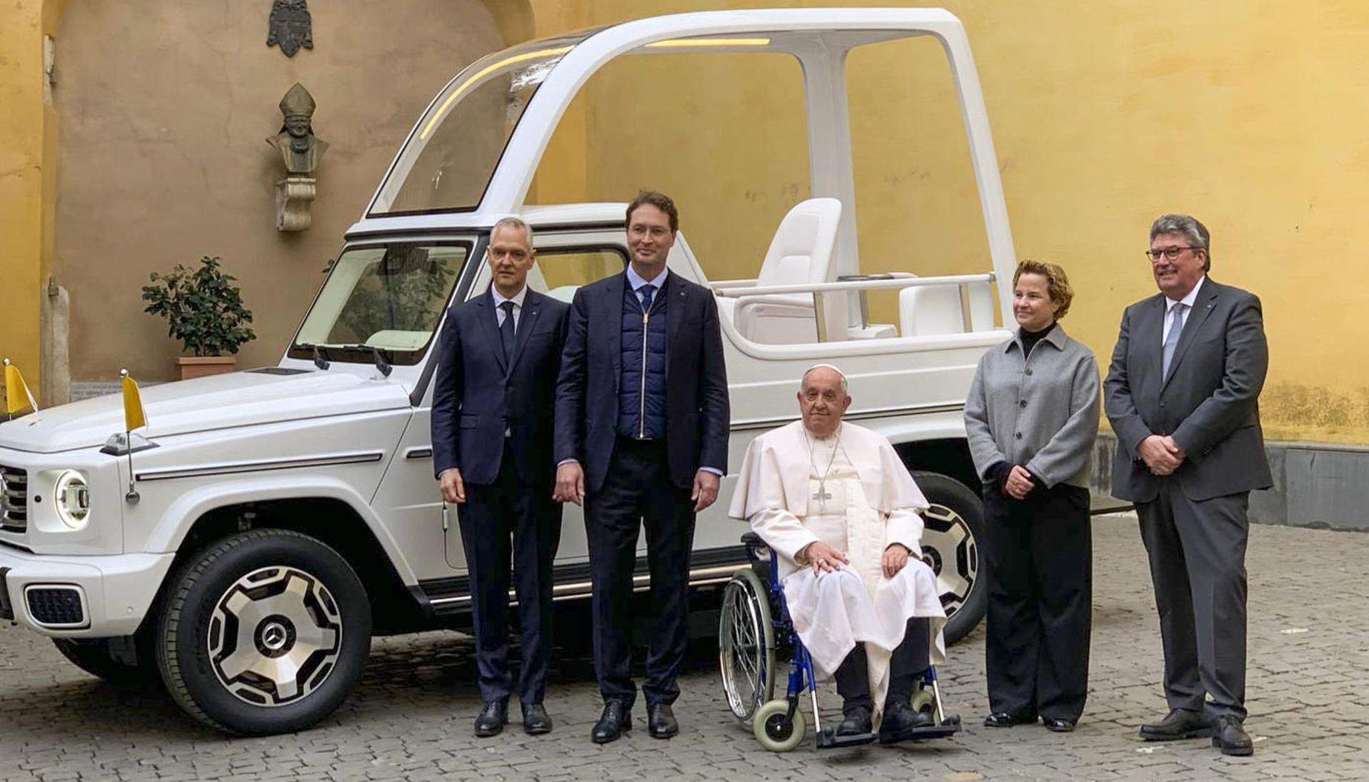 Papa Francisco, junto al primer papamóvil totalmente eléctrico. 