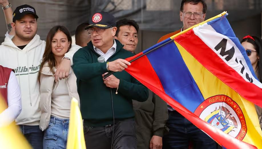 El Presidente Gustavo Petro con la bandera del M-19.