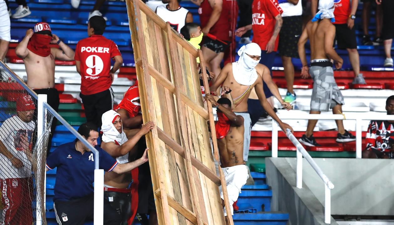 Actos vandálicos protagonizados por los hinchas del América de Cali.