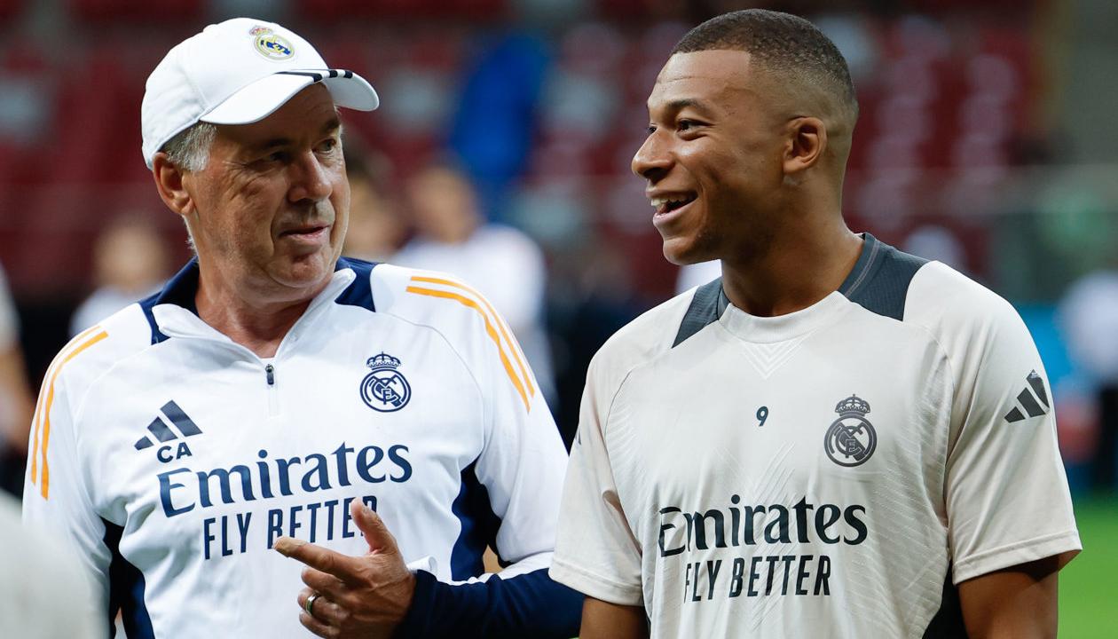 Carlo Ancelotti, técnico del Real Madrid, con el atacante francés Kylian Mbappé.