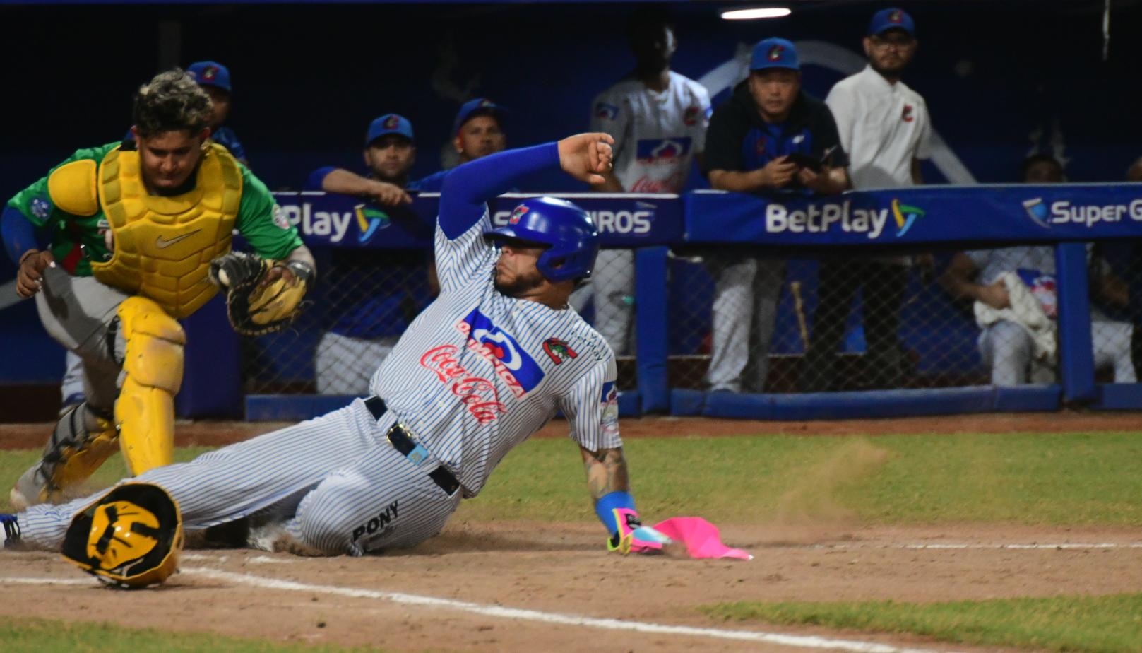 Harold Ramírez anota la tercera carrera de Caimanes tras un sencillo de Dilson Herrera. 