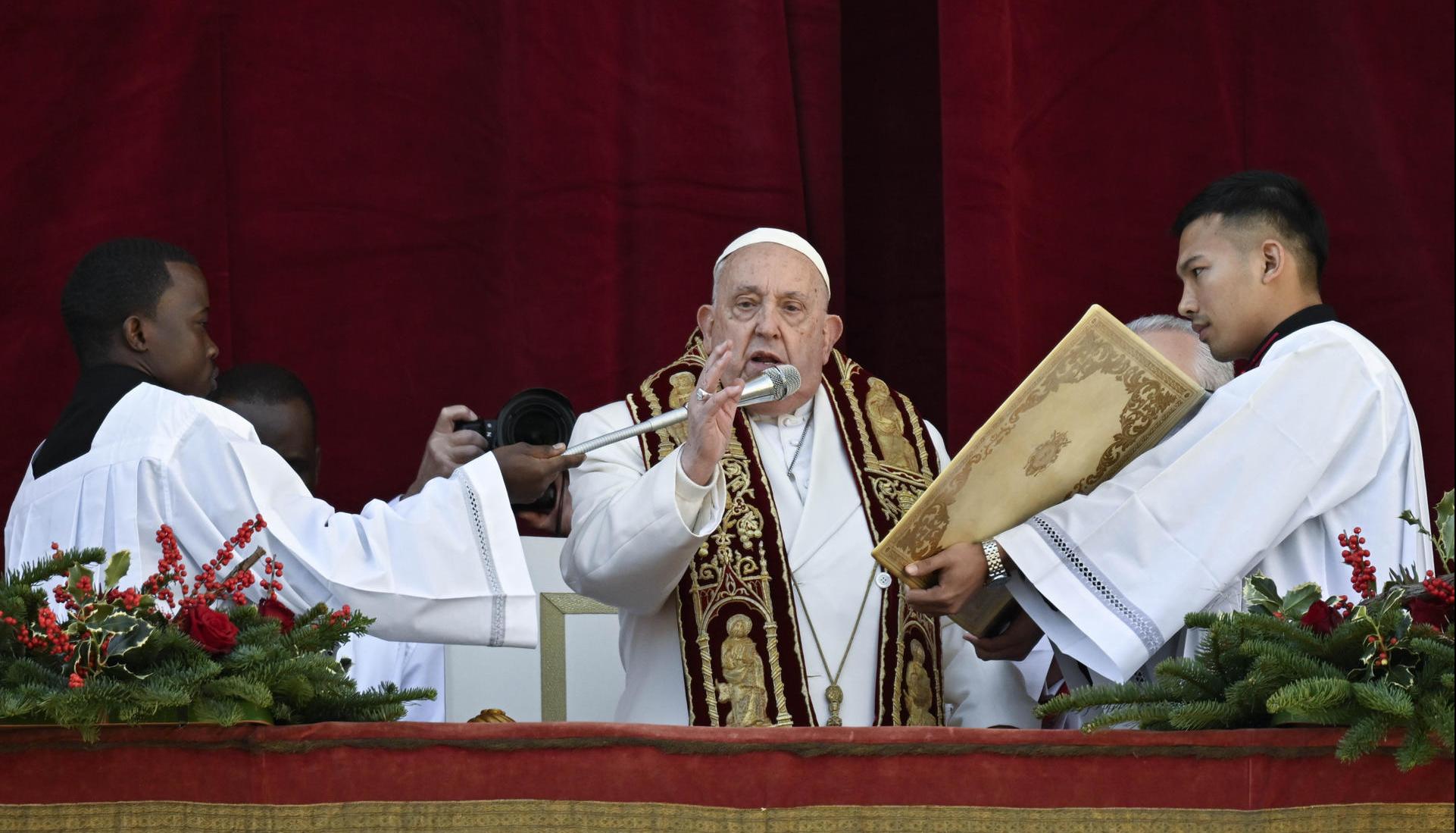 El Papa Francisco preside la Misa del Gallo en la Basílica de San Pedro.