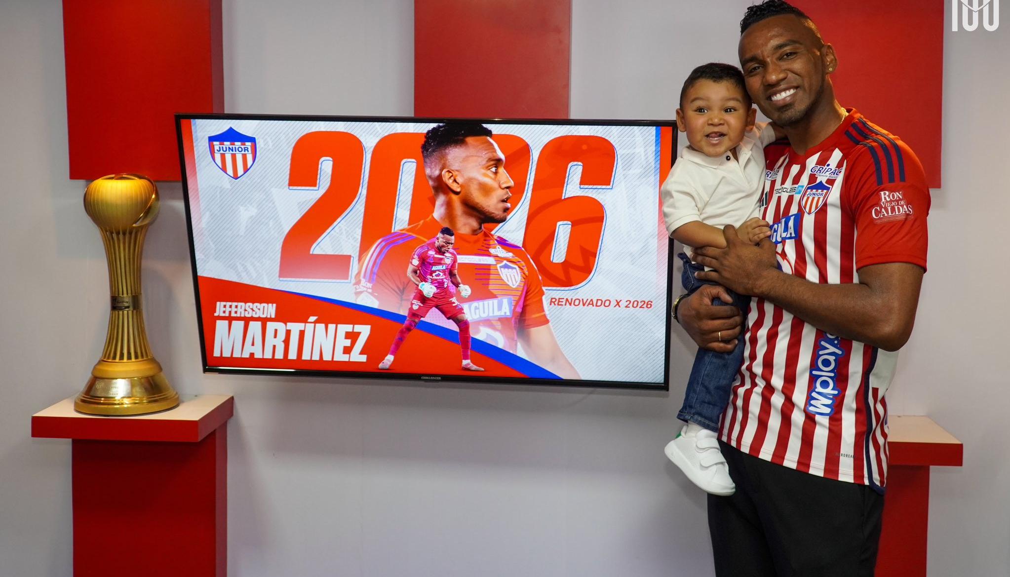 Jefersson Martínez posa con su hijo tras firmar la extensión de su contrato con Junior.