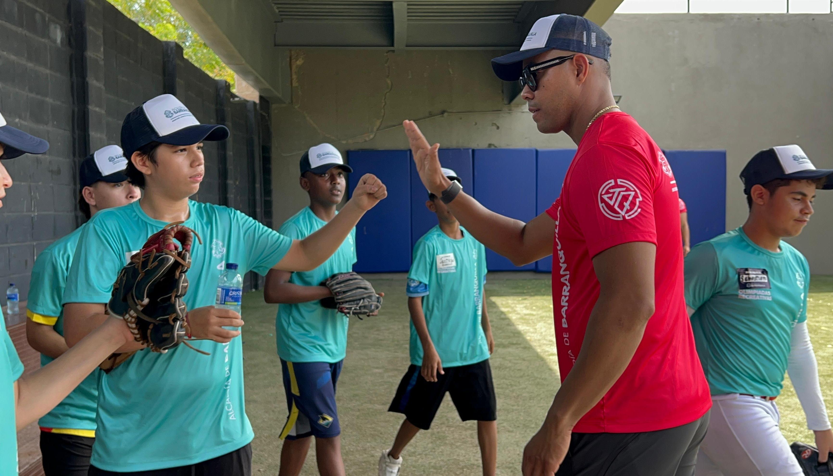 José Quintana con los peloteros en las Olimpiadas Recreativas en el estadio Édgar Rentería. 