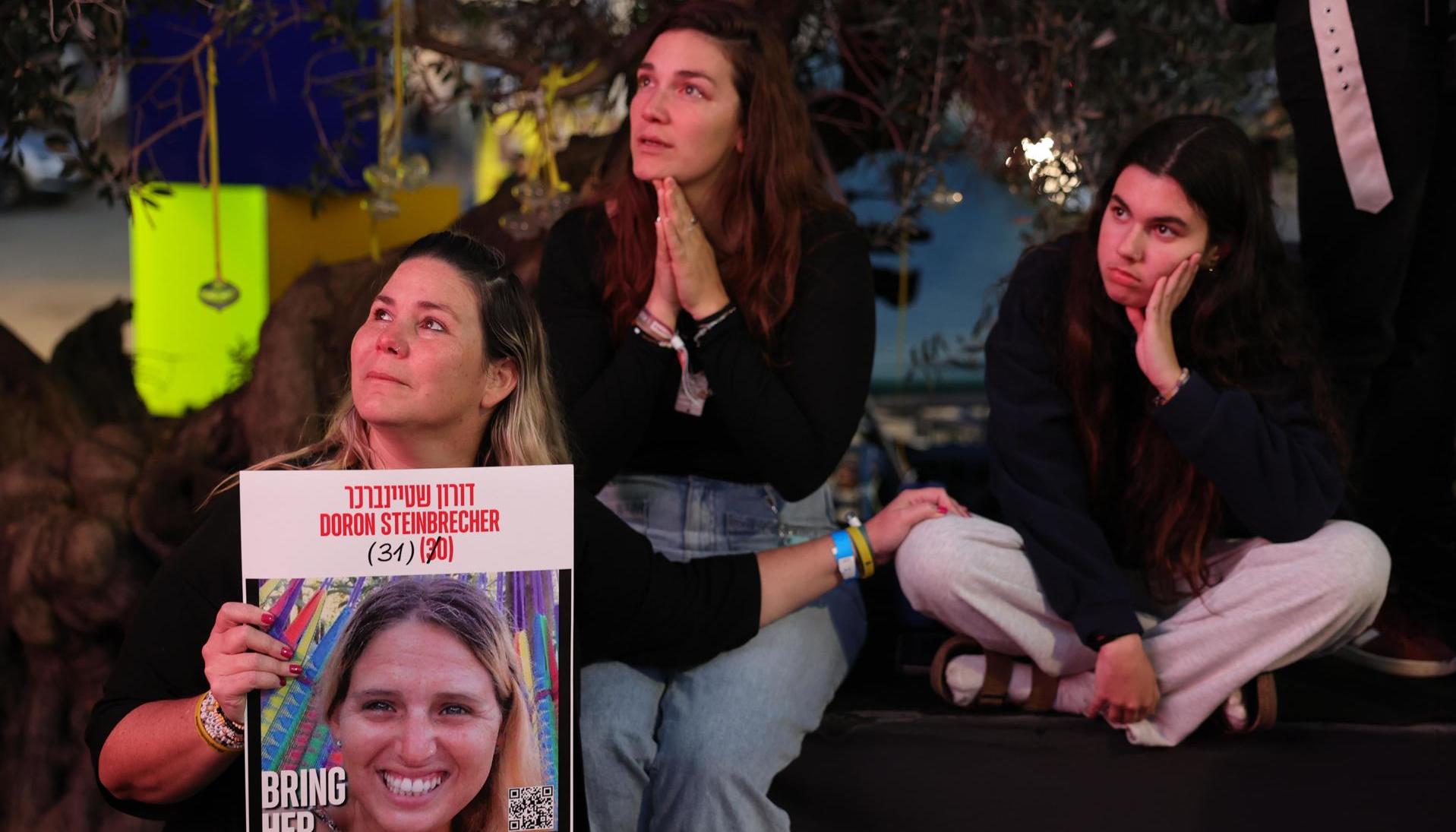 Manifestantes pidiendo por la libertad de rehenes.