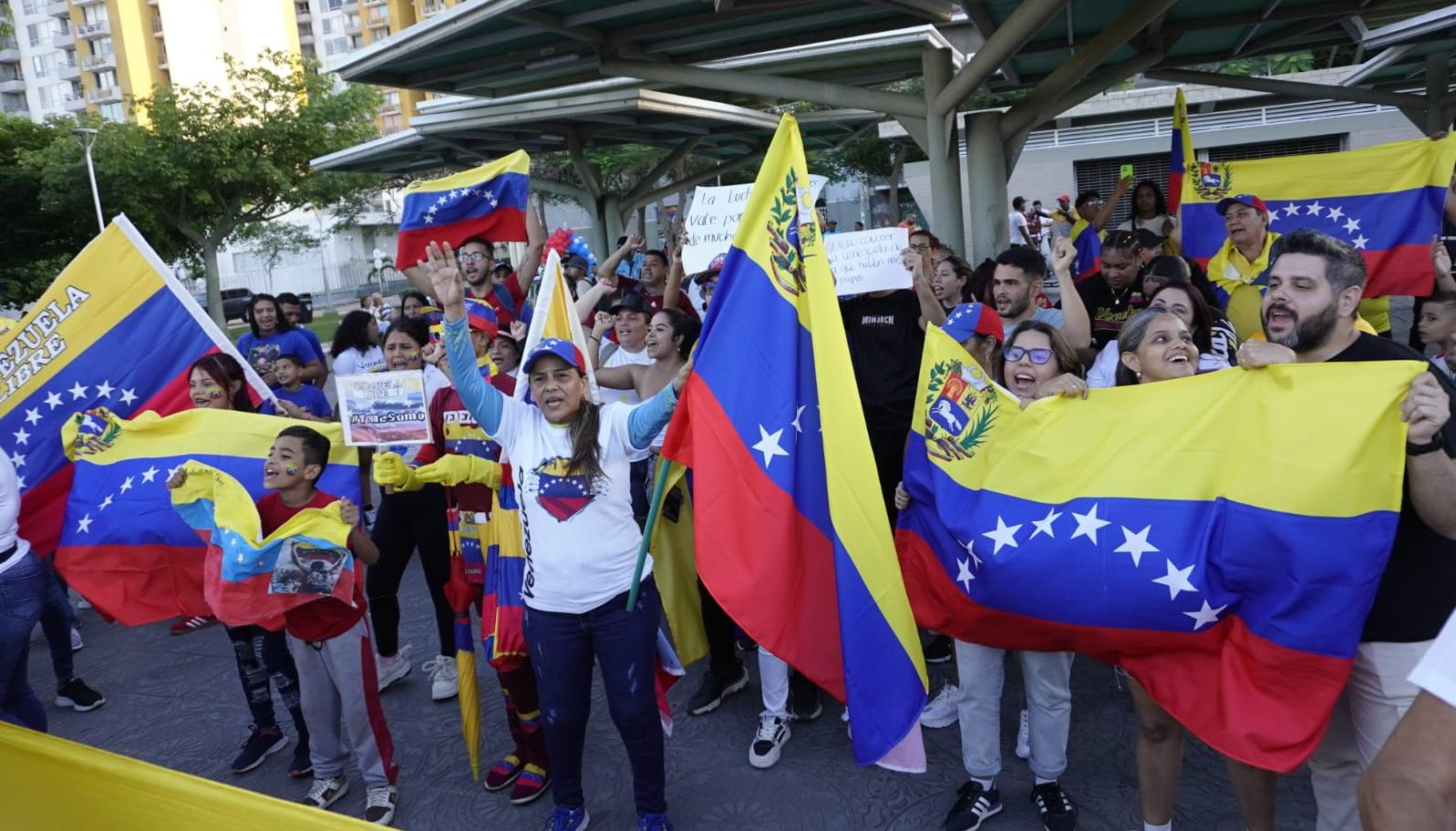 Cientos de personas se dieron cita en la Plaza de la Paz en apoyo a Edmundo González.