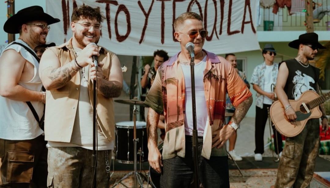 Alejandro Sanz y Grupo Frontera durante el rodaje del video.