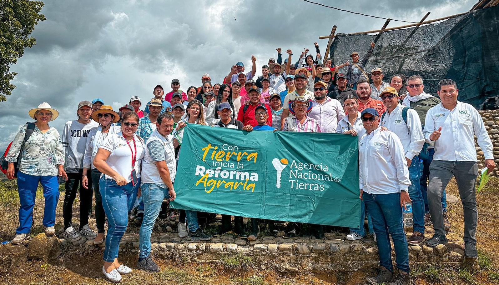 Entrega de tierras en el departamento del Huila.