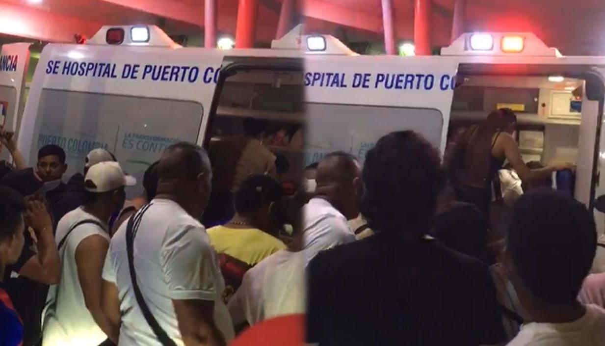 Heridos siendo trasladados en ambulancias.