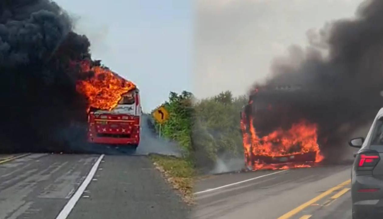 Momento en que bus se incendiaba.