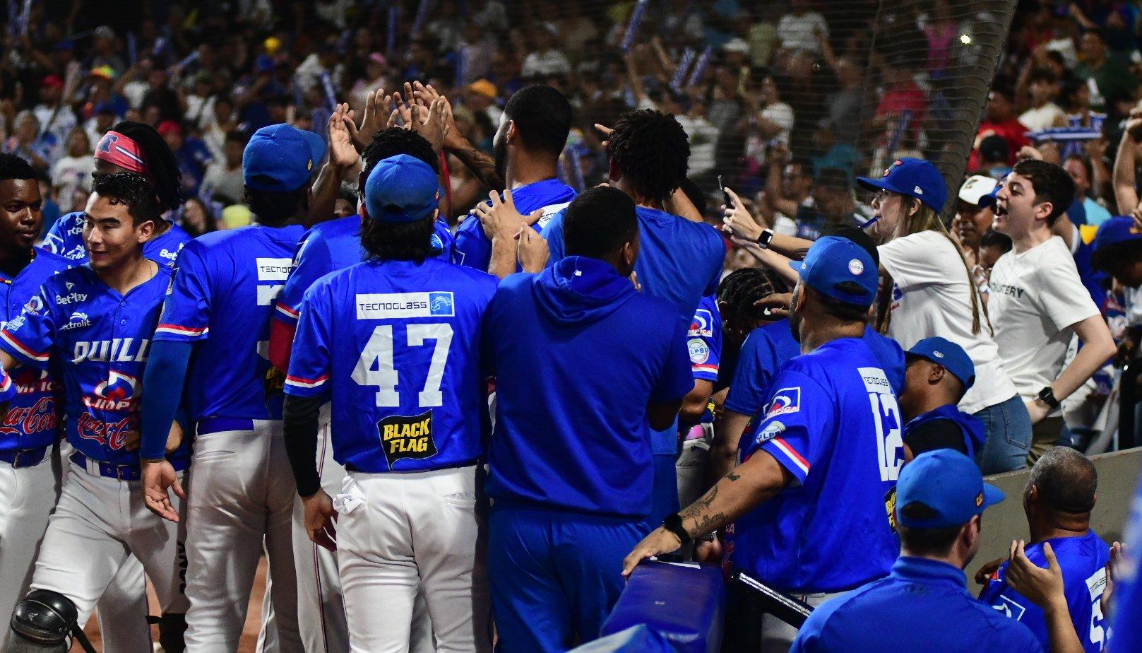 Jugadores de Caimanes en la serie ante Vaqueros en el estadio Édgar Rentería.