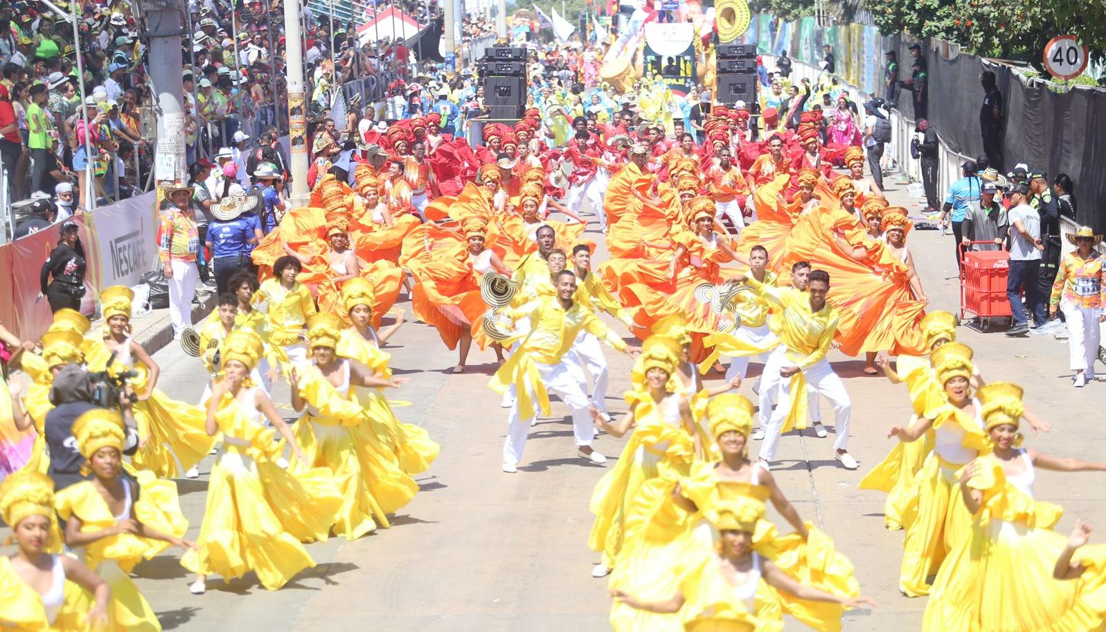 Grupo folclórico de la EDA en el Carnaval. 