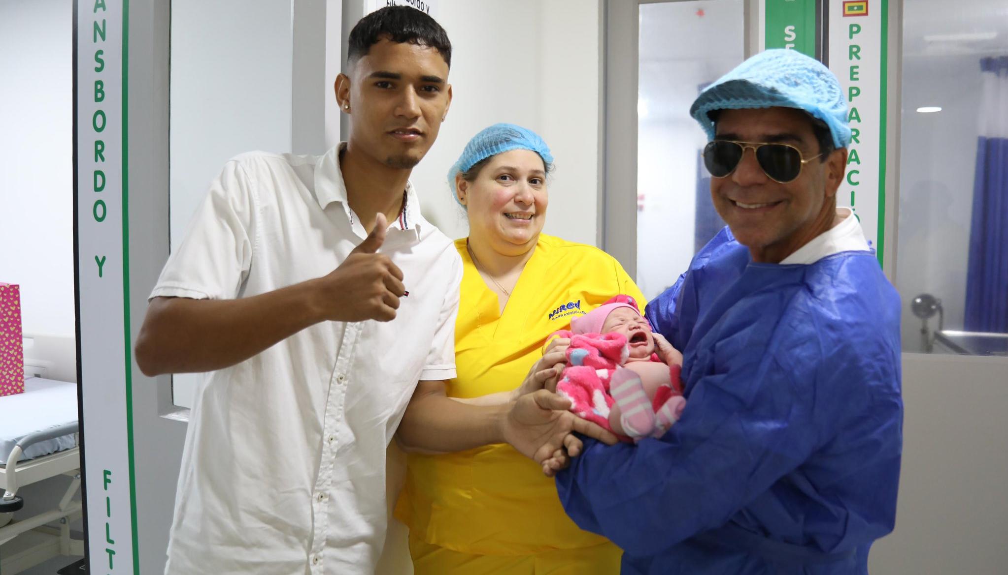 Alcalde Alejandro Char durante el nacimiento de la pequeña Yeilanys.