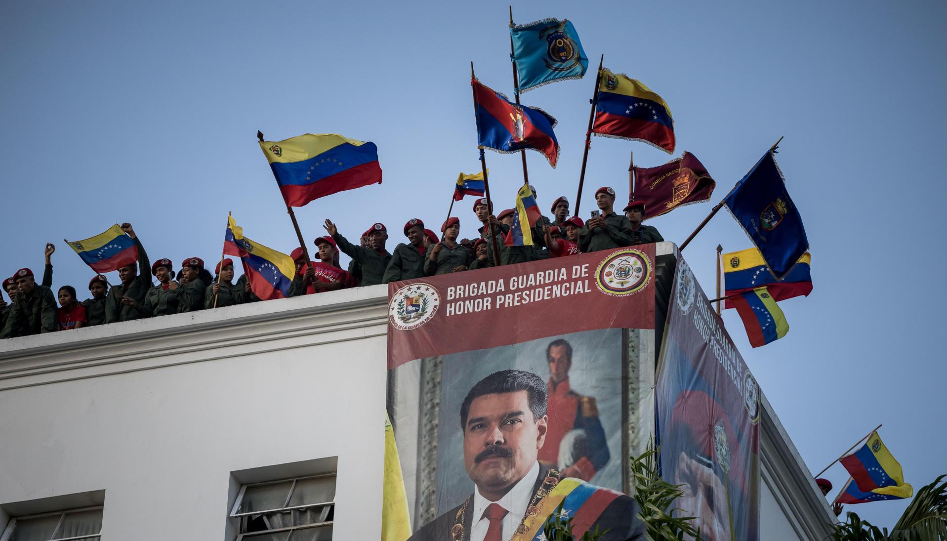 Civiles participando en un acto de juramentación de milicias bolivarianas. 