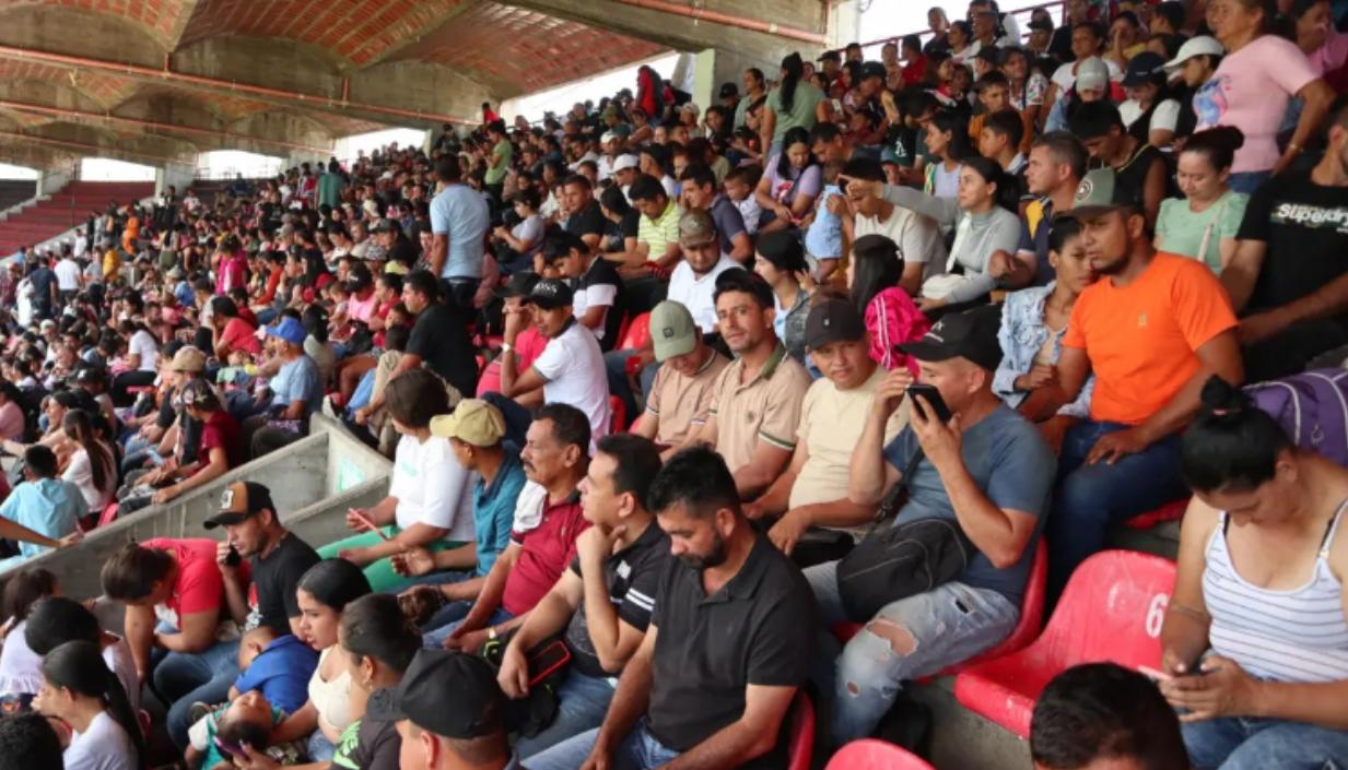 Desplazados en el estadio General Santander, en Cúcuta. 