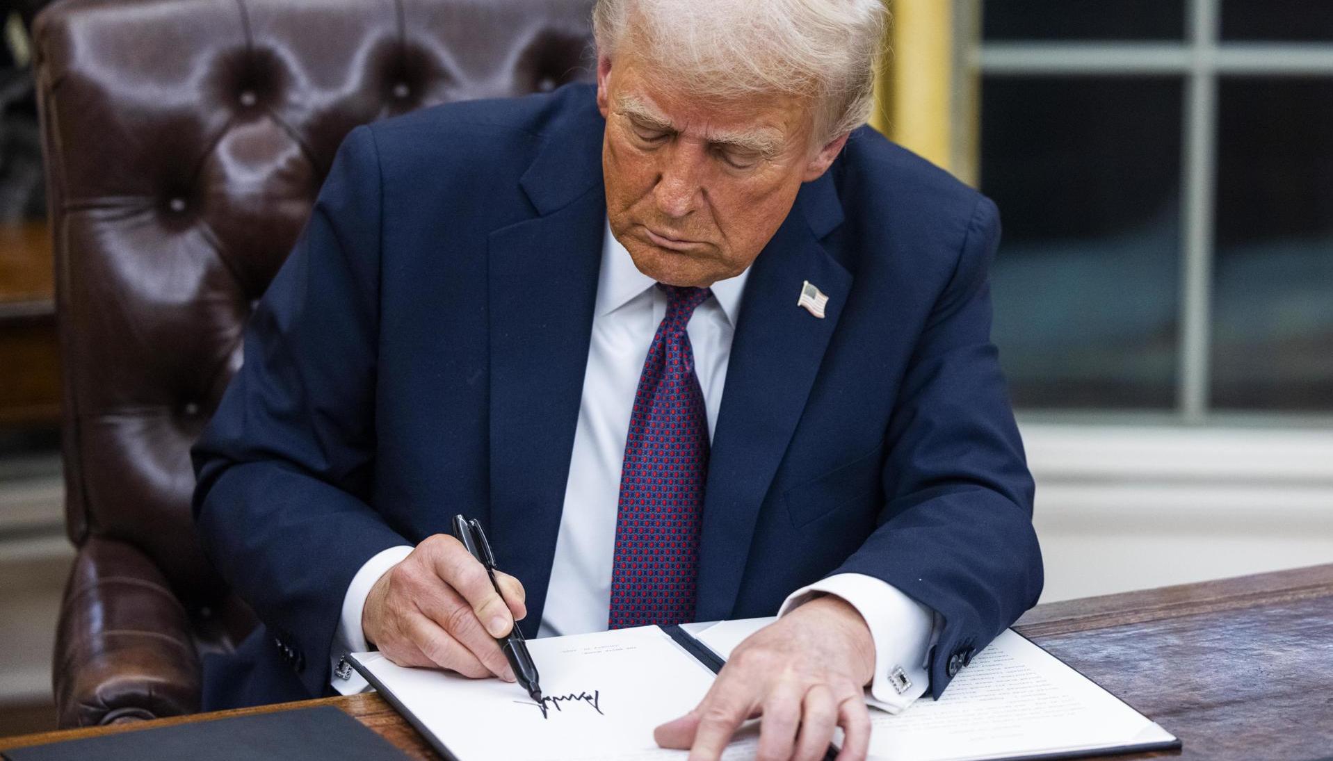 El presidente de Estados Unidos, Donald Trump, firma numerosas órdenes ejecutivas.