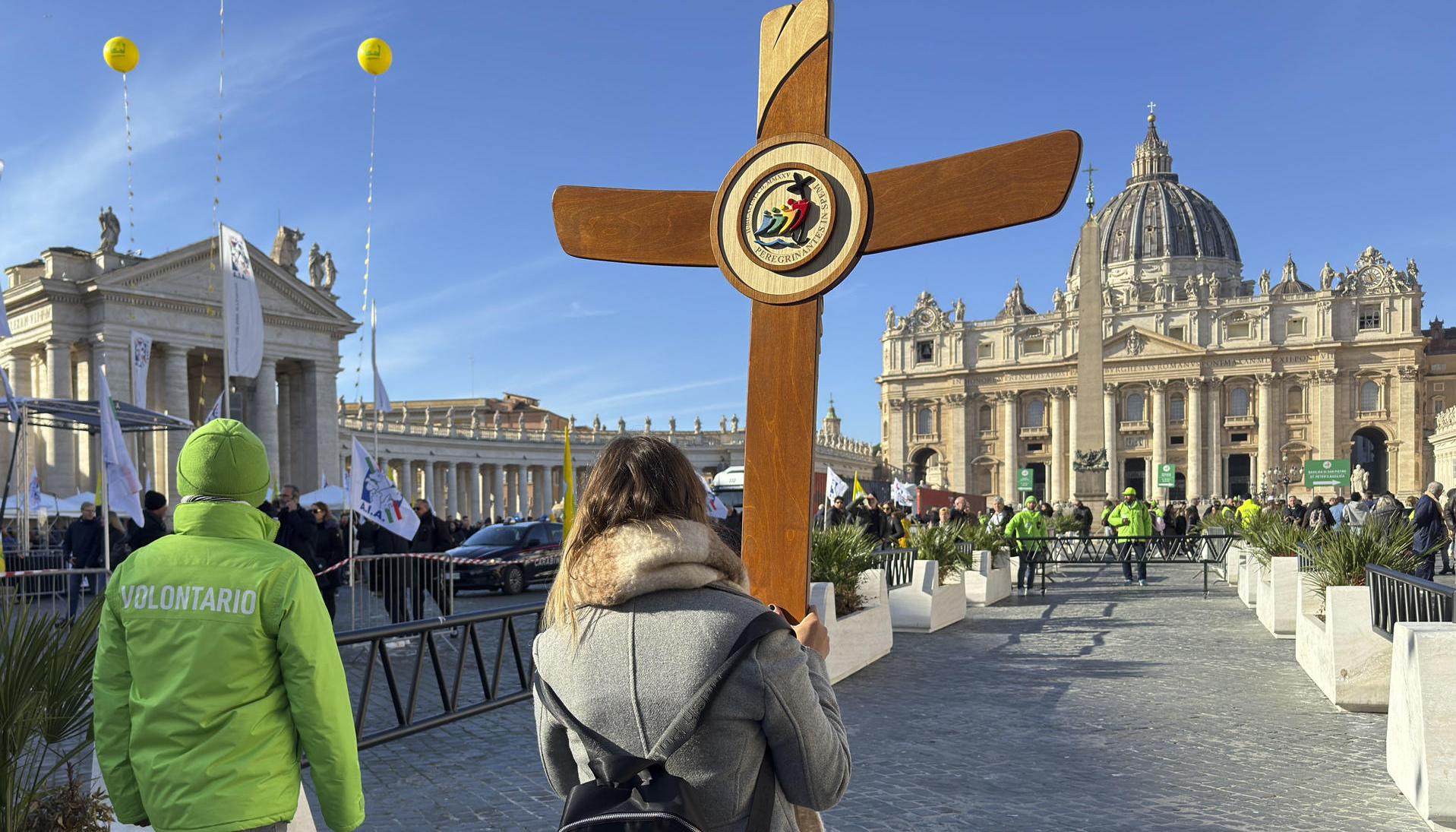 Los peregrinos llegan a la plaza de San Pedro en el Vaticano acompañados de uno de los voluntarios del Dicasterio para la Evangelización.