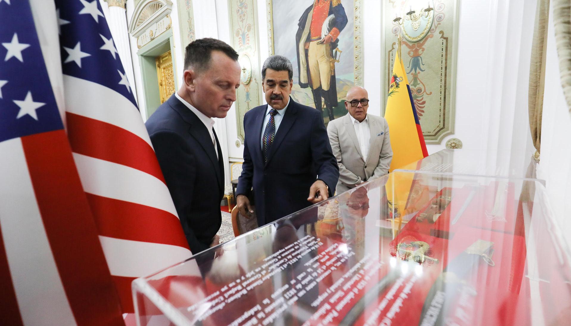 Nicolás Maduro junto al enviado especial del presidente de Estados Unidos Donald Trump, Richard Grenell.