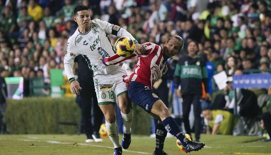 James Rodríguez durante el partido contra Chivas.