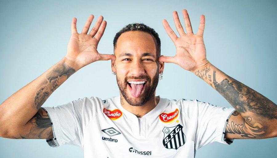 Neymar posando con la camiseta del Santos.