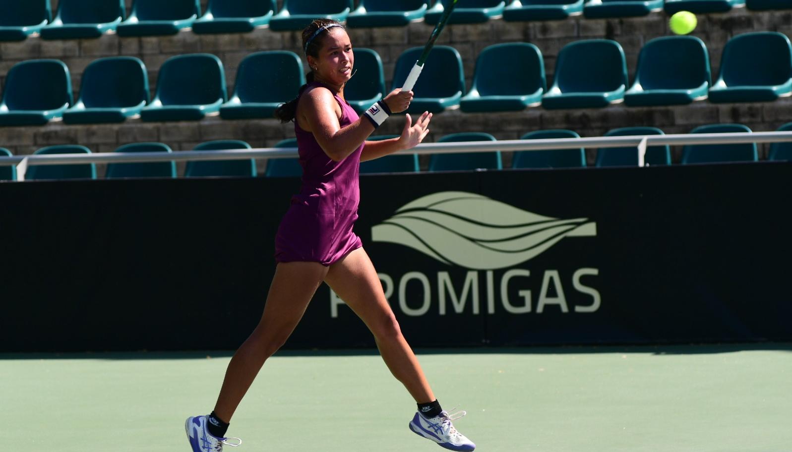 Mariana Higuita disputando el Mundial Juvenil de Tenis.