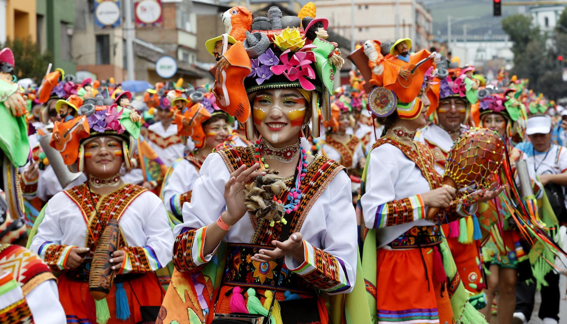 Integrantes de una comparsa participan en el desfile del 'Canto a la Tierra' este viernes, en el Carnaval de Negros y Blancos en Pasto. 