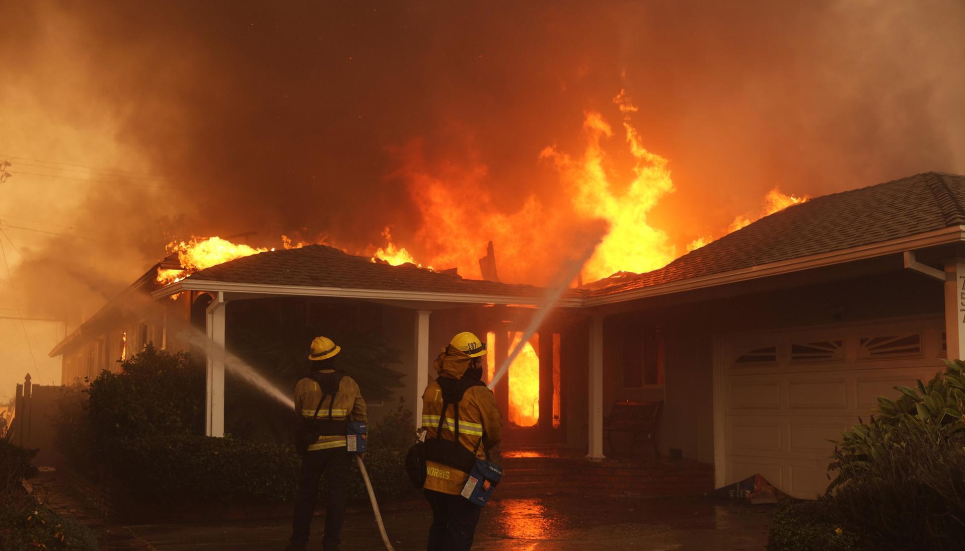 Bomberos combaten incendio de una vivienda.