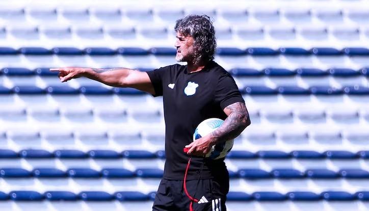 Leonel Álvarez en un entrenamiento con Emelec.