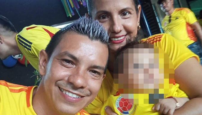 La pareja con su pequeño hijo. 