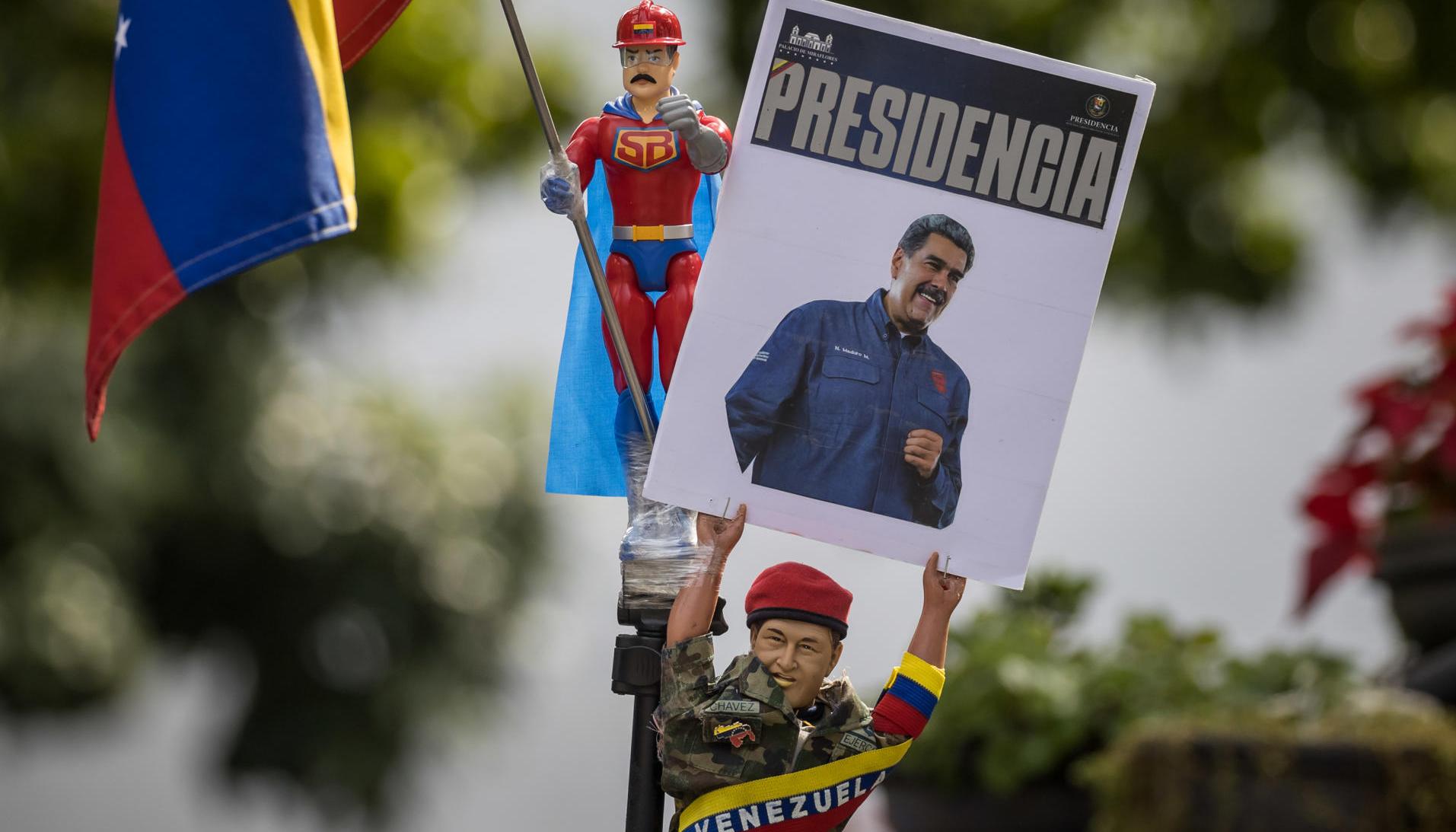 Muñeco del fallecido presidente, Hugo Chávez, con un cartel del presidente de Venezuela, Nicolás Maduro. 