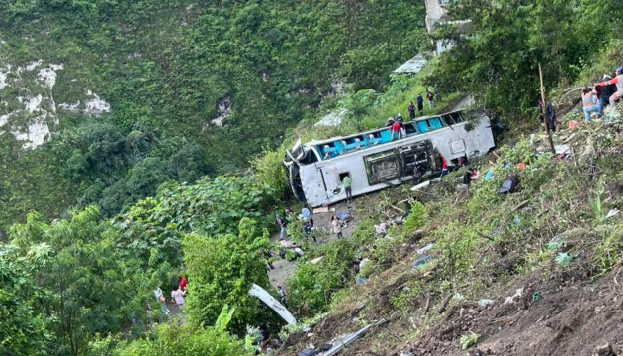 Bus después de caer en un abismo.